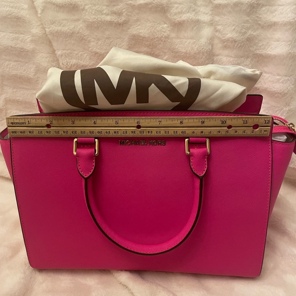 Effortlessly stylish and versatile MICHAEL Michael Kors SELMA is chic.